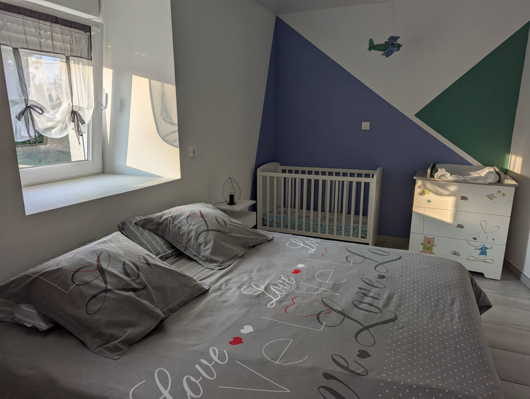 Chambre coton avec vue sur le lit parentale et bébé