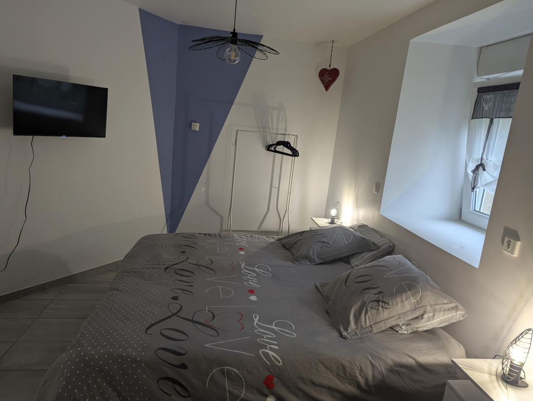 Chambre coton avec vue sur le lit parentale