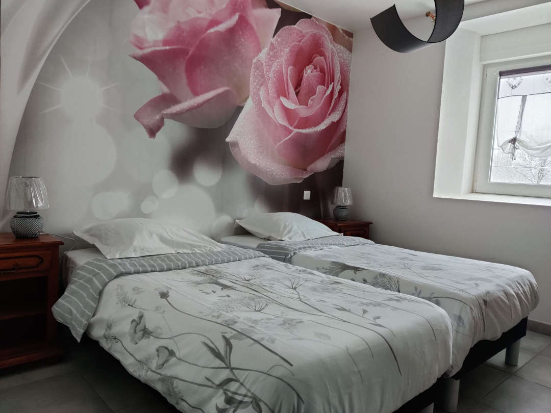 Chambre rose avec deux lits simples