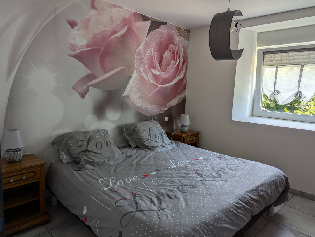 Chambre rose avec un lits double