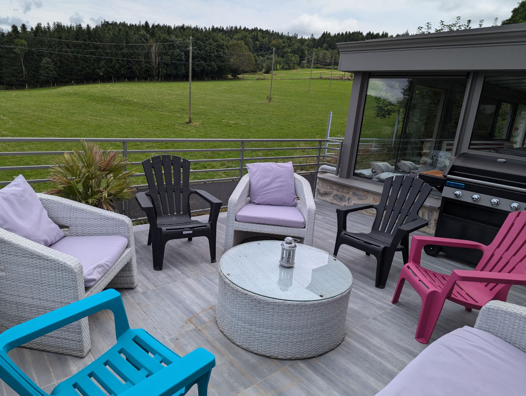 Terrasse extérieur avec son barbecue de la Grange de Louis