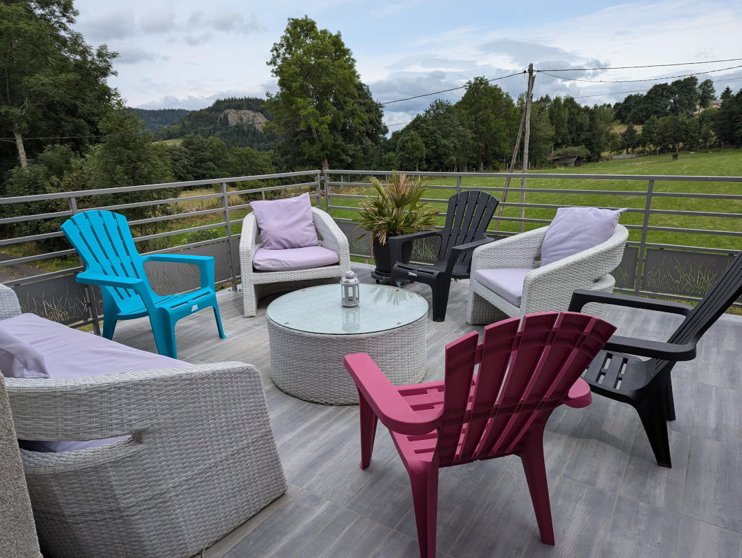 Terrasse extérieur avec son salon et le paysage environnant