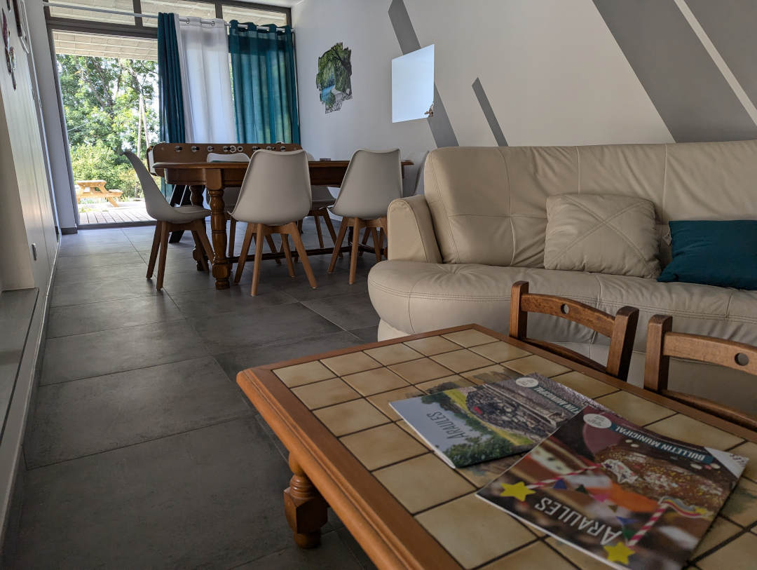 Salle de jeux en vue depuis la table basse