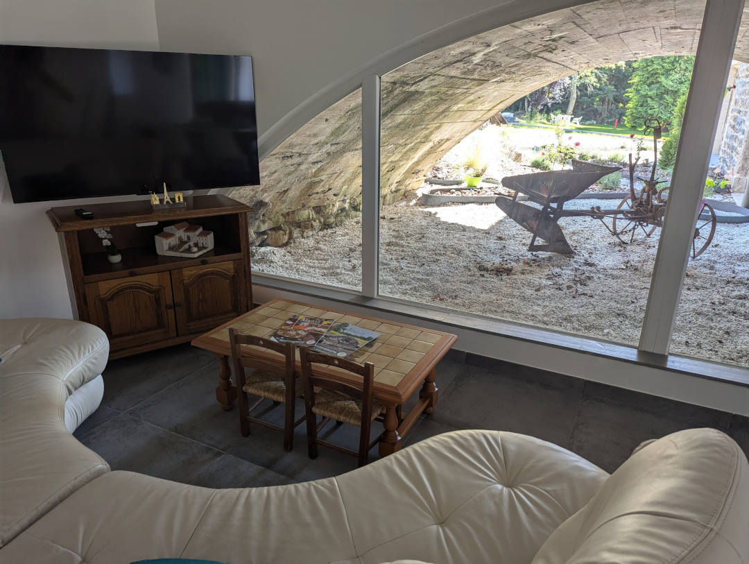 Salle de jeux où l'on voit l'extérieur depuis la fenêtre sous la monté de Grange