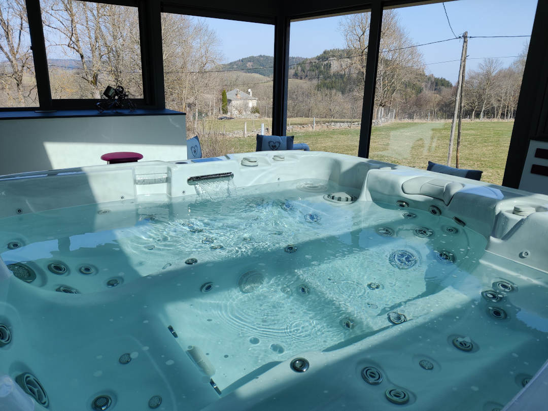 Jacuzzi avec la vue sur le champs et paysage environnant